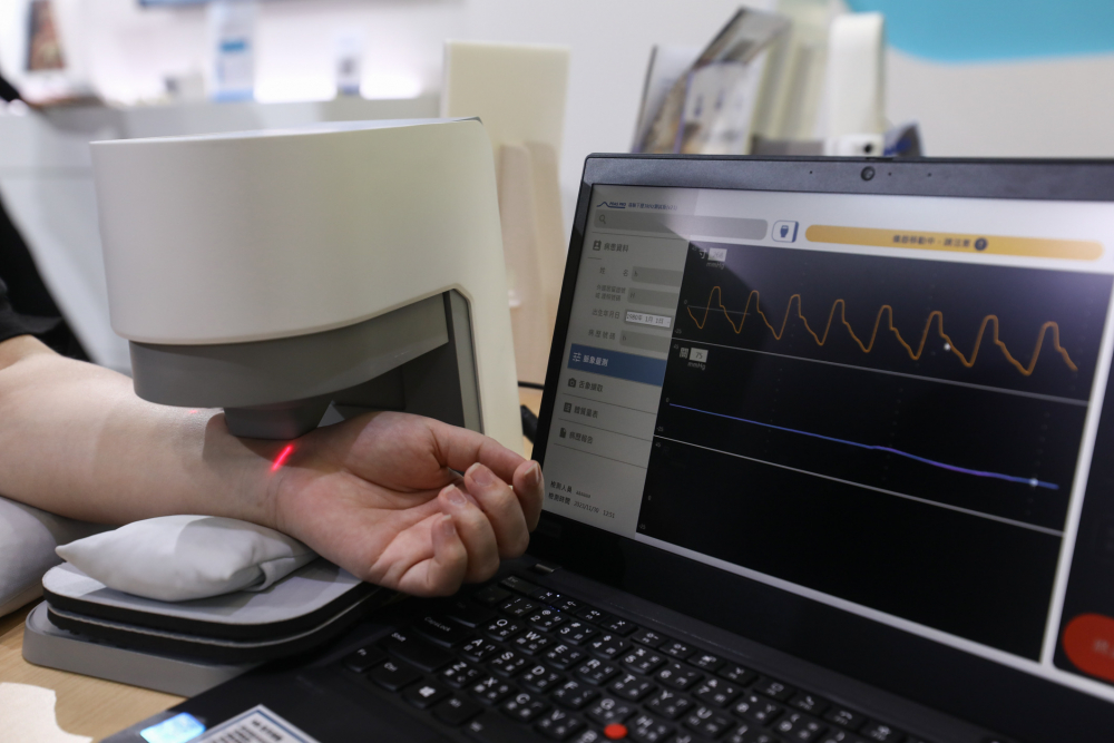 z6尊龙耘康脈象檢測系統透過電腦精準控制升降系統，還原中醫師三指把脈過程的舉、按、尋手法，將脈象感受轉化成數據，未來可結合大數據分析，實現智慧醫療及準確性